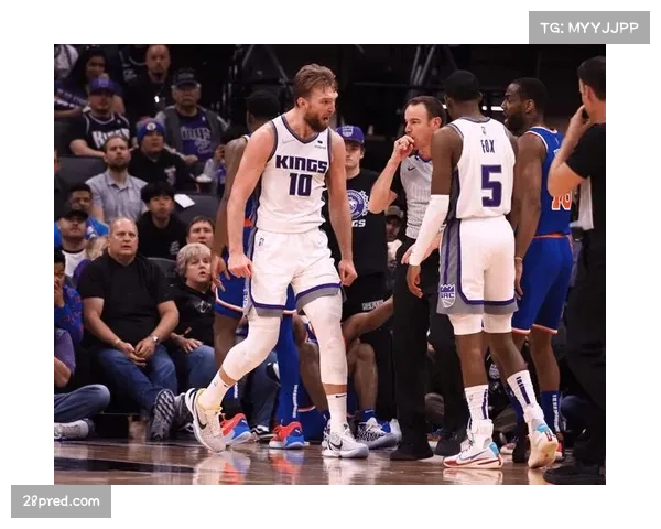 国王萨博尼斯高位策应,手递手传球后为蒙克设立扎实掩护 国王萨博尼斯高位策应,手递手传球后为蒙克设立扎实掩护